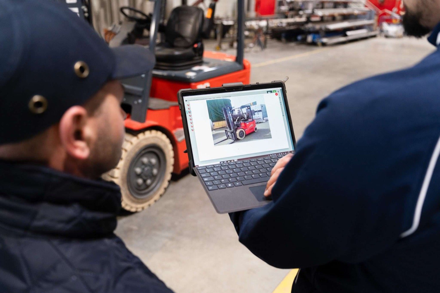Deux inspecteurs examinent un appareil de levage sur le terrain