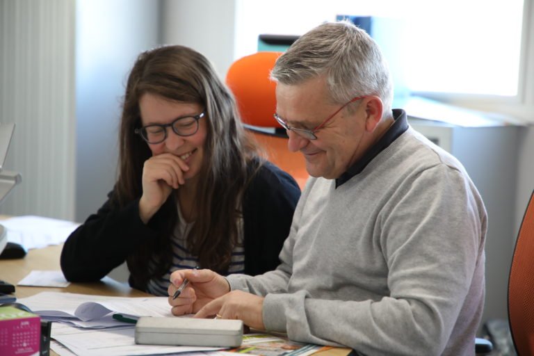 Deux collaborateurs travaillent ensemble au bureau