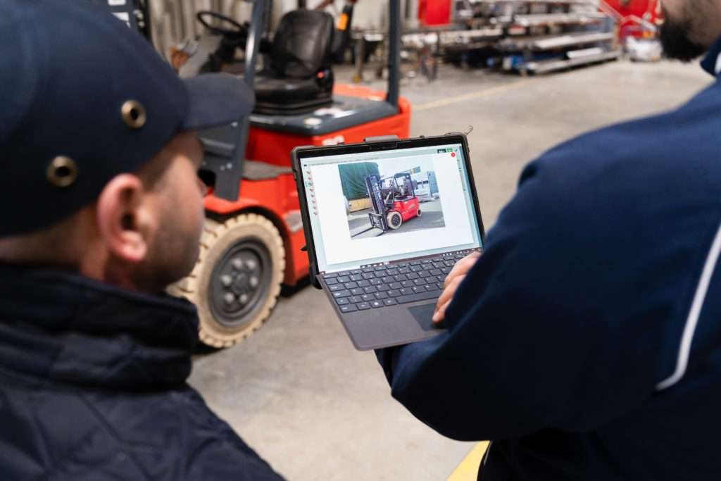 Un vérificateur Acritec commente le rapport de contrôle d’un chariot élévateur sur sa tablette