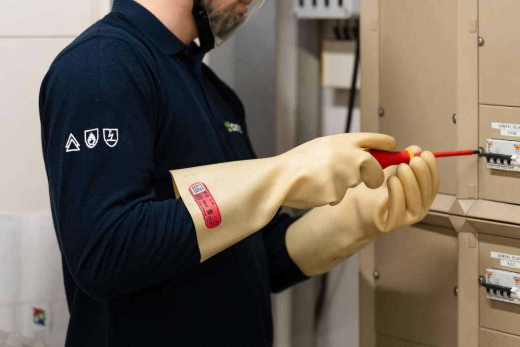Un technicien Acritec vérifie une armoire électrique