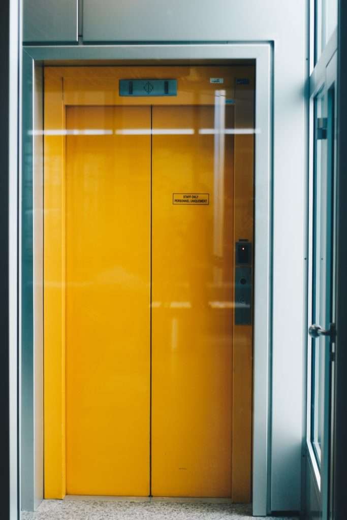 Portes d’un ascenseur dans un bâtiment