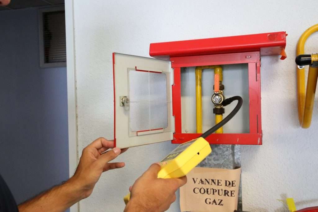 Un vérificateur Acritec contrôle une vanne de coupure gaz dans son coffret