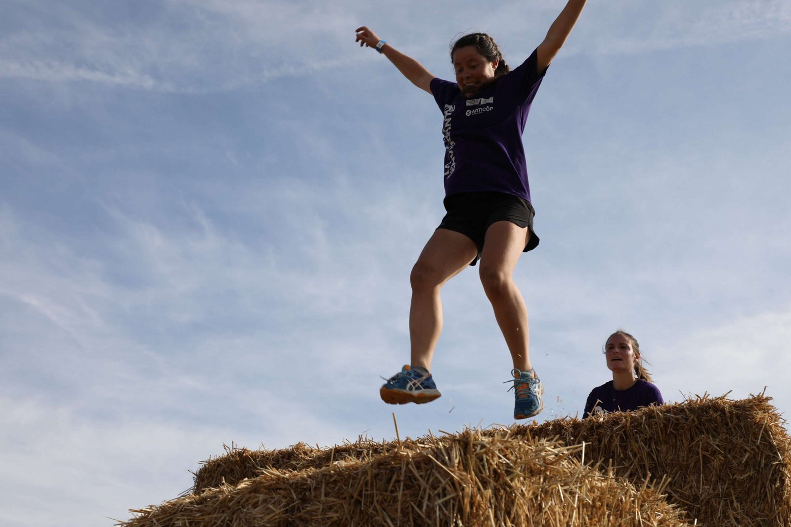 Une collaboratrice franchit un obstacle pendant une activité d’équipe