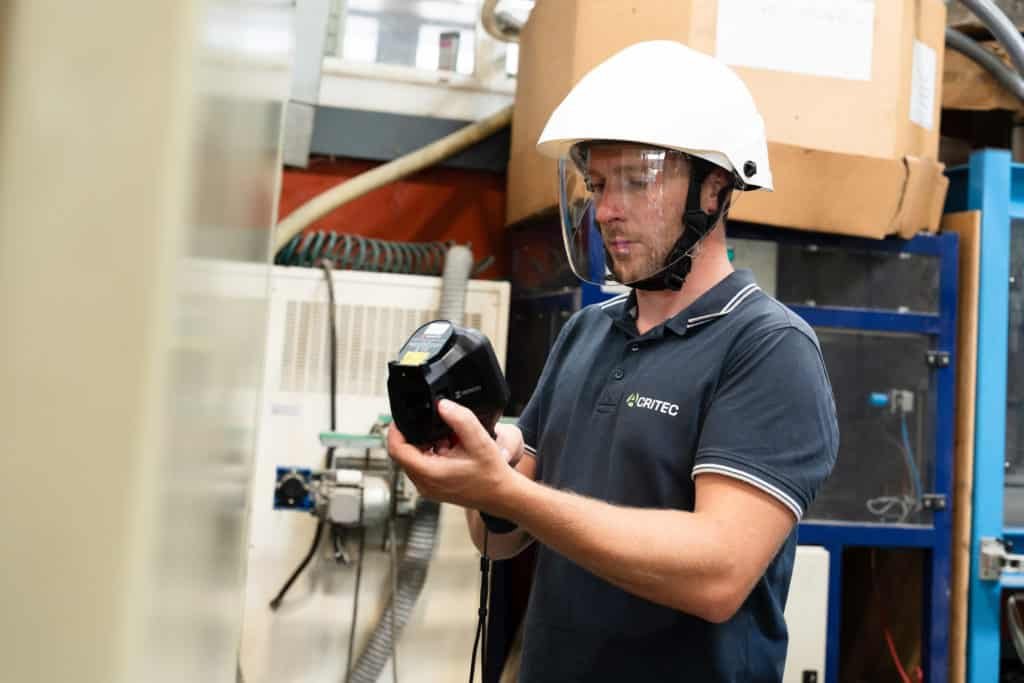 Opérateur Acritec réalisant une mesure avec une caméra thermique
