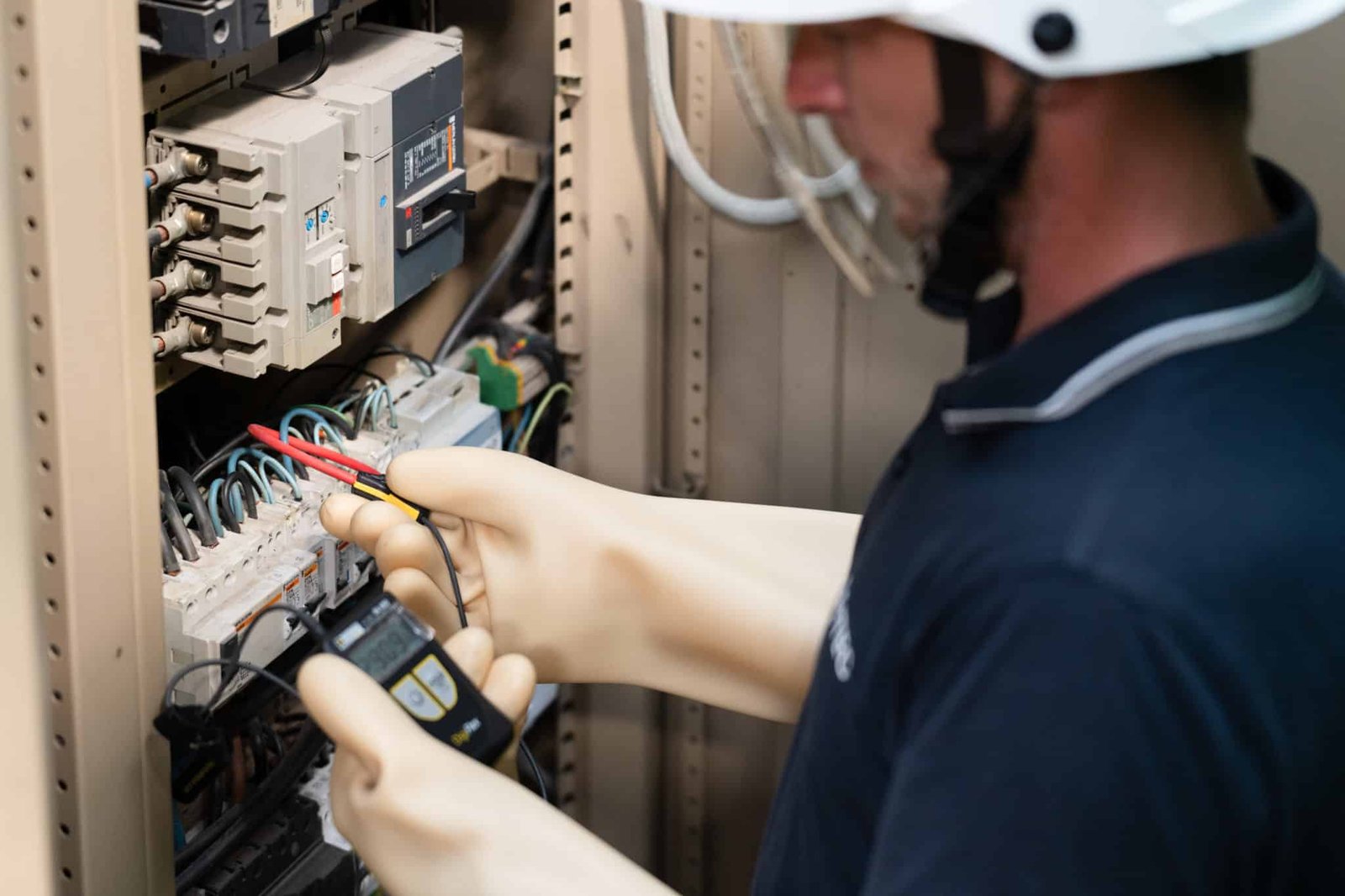 Un technicien Acritec intervient sur une installation électrique